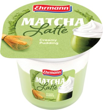 Mléčný dezert ze zeleného čaje matcha se šlehačkou